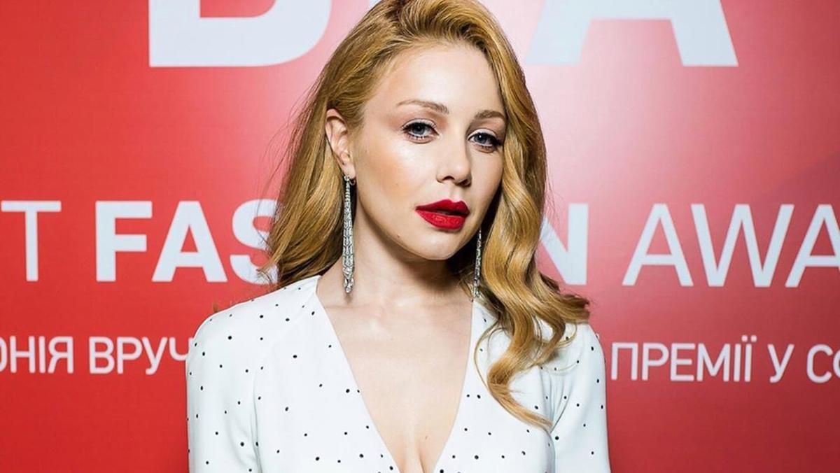 В белоснежном платье с пайетками: Тина Кароль посетила фэшн-событие в Киеве В белоснежном платье с пайетками: Тина Кароль посетила фэшн-событие в Киеве