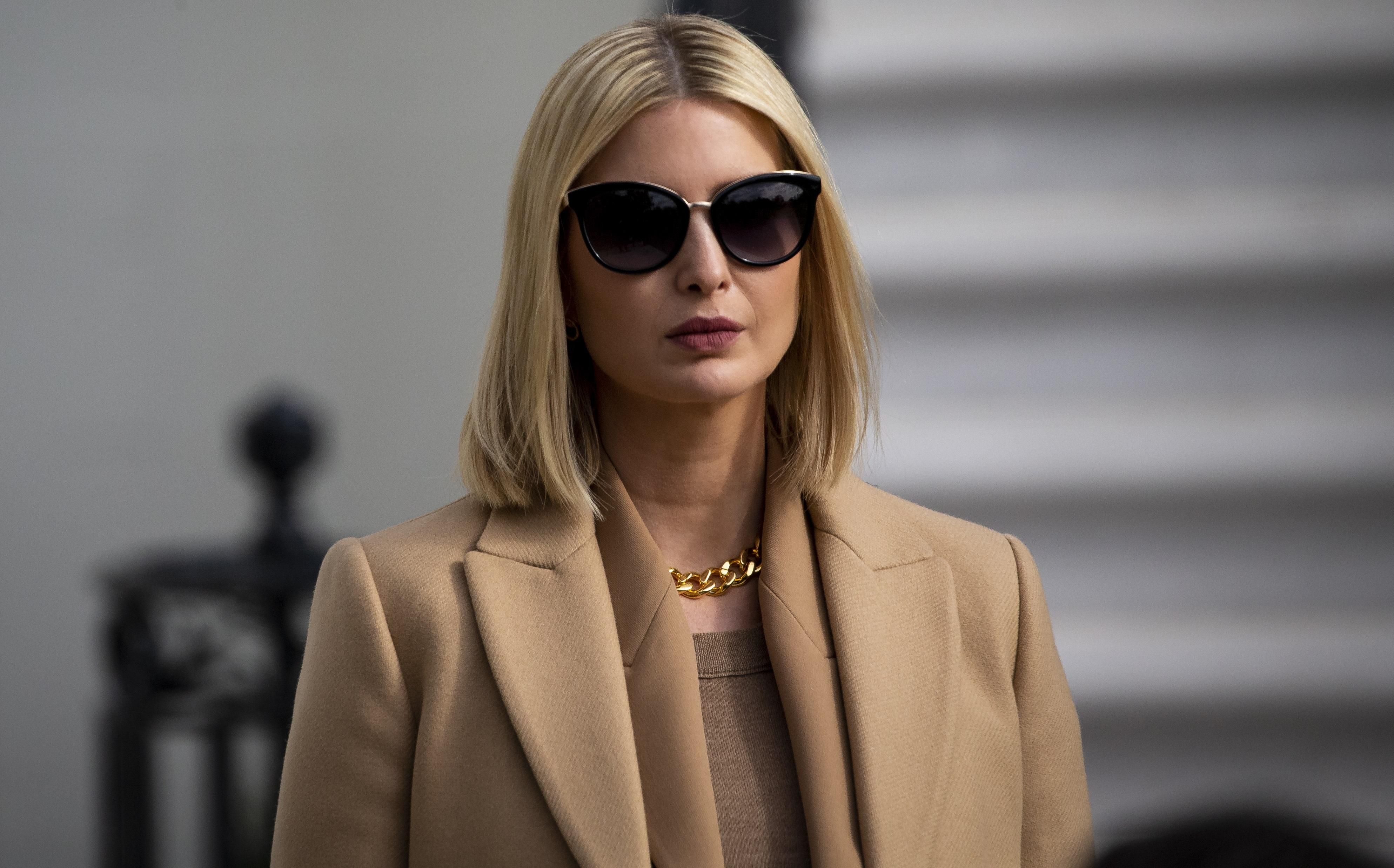 Образ дня: Іванка Трамп одягнула ідеальний бежевий костюм Образ дня: Іванка Трамп одягнула ідеальний бежевий костюм