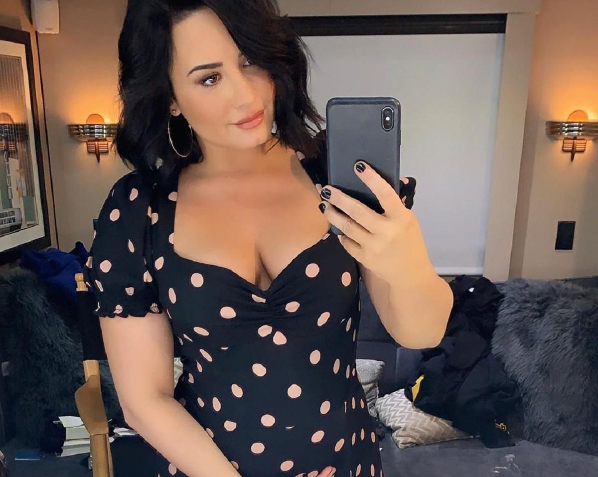 Деми Ловато спровоцировала слухи о своей беременности: фото с округлым животом Деми Ловато спровоцировала слухи о своей беременности: фото с округлым животом