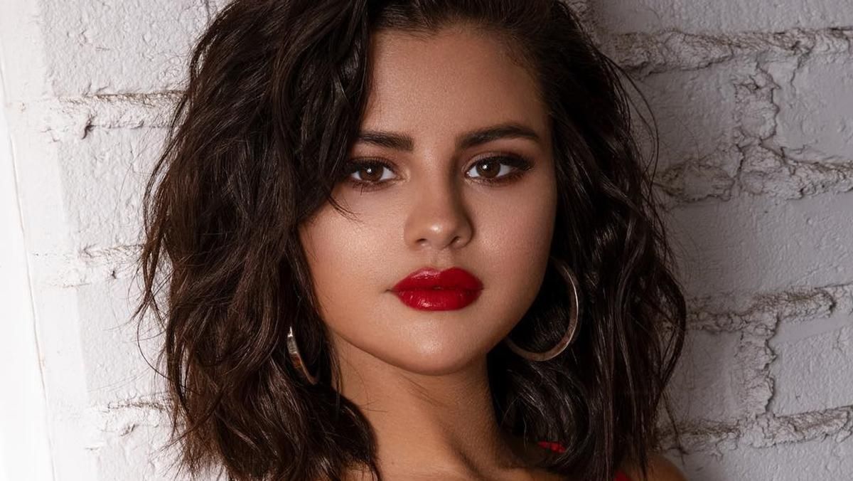 Селена Гомес заинтриговала поклонников архивными кадрами Селена Гомес заинтриговала поклонников архивными кадрами