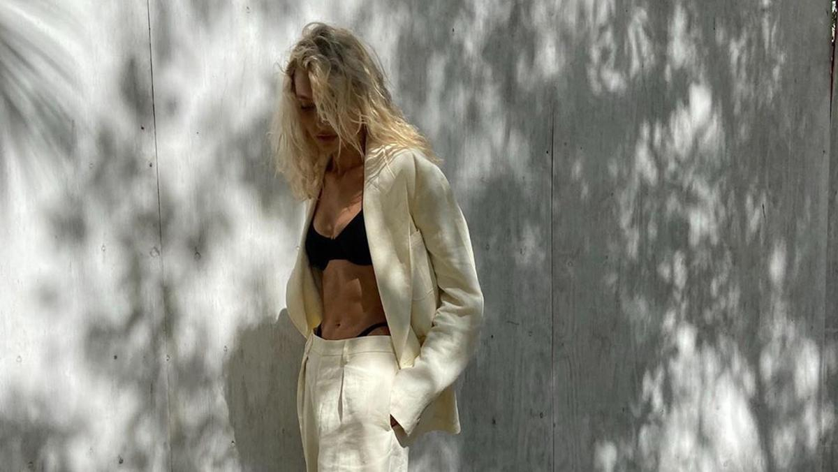 В брючном костюме и купальнике: знойный образ модели Эльзы Хоск