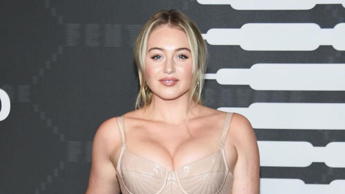 Беременная модель plus-size снялась в белье: пикантные фото