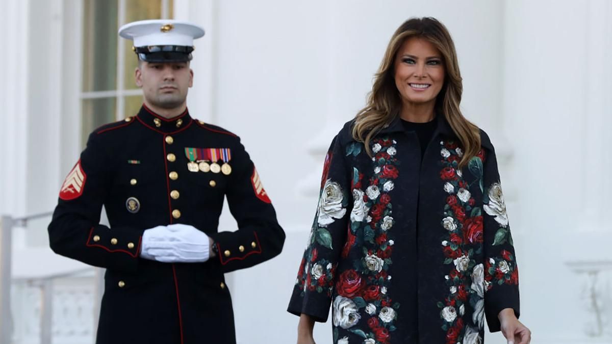У пальті від Dolce & Gabbana: Меланія Трамп показала підготовку до Різдва