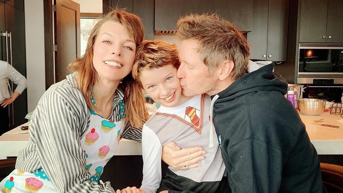 Мила Йовович позволила дочери кардинально изменить свой имидж: фото Мила Йовович позволила дочери кардинально изменить свой имидж: фото