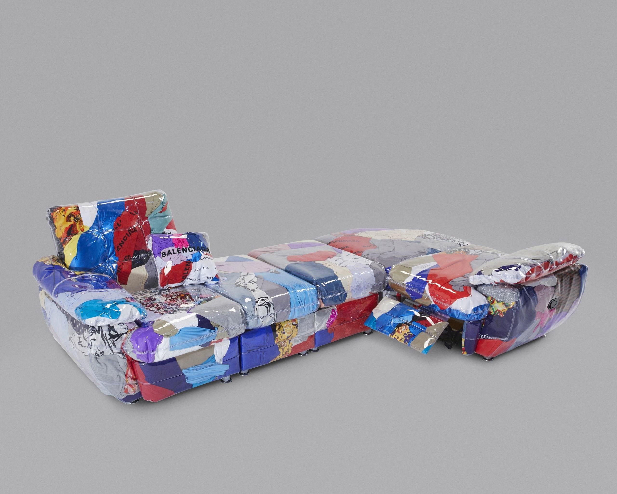 Дизайнер создал диван из старых вещей от Balenciaga: фото Дизайнер создал диван из старых вещей от Balenciaga: фото