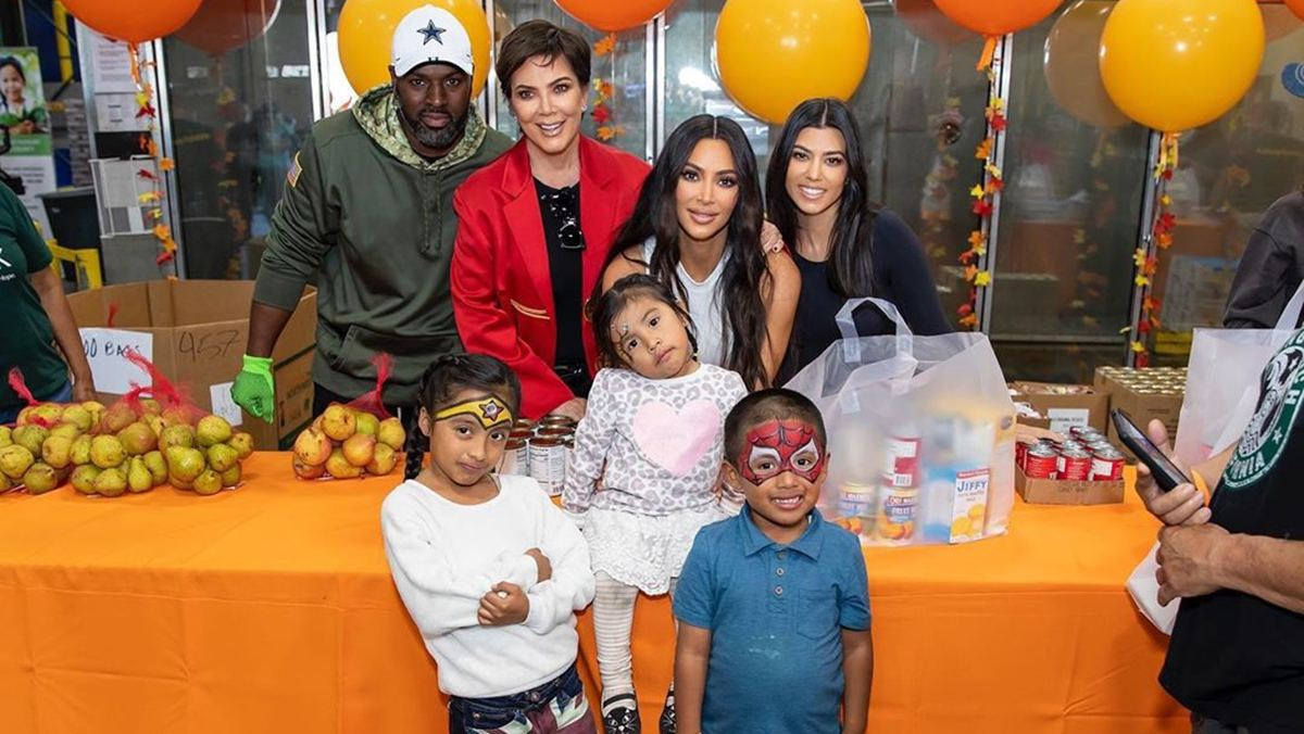Мне важно отдавать, – семейство Кардашян раздало еду нуждающимся