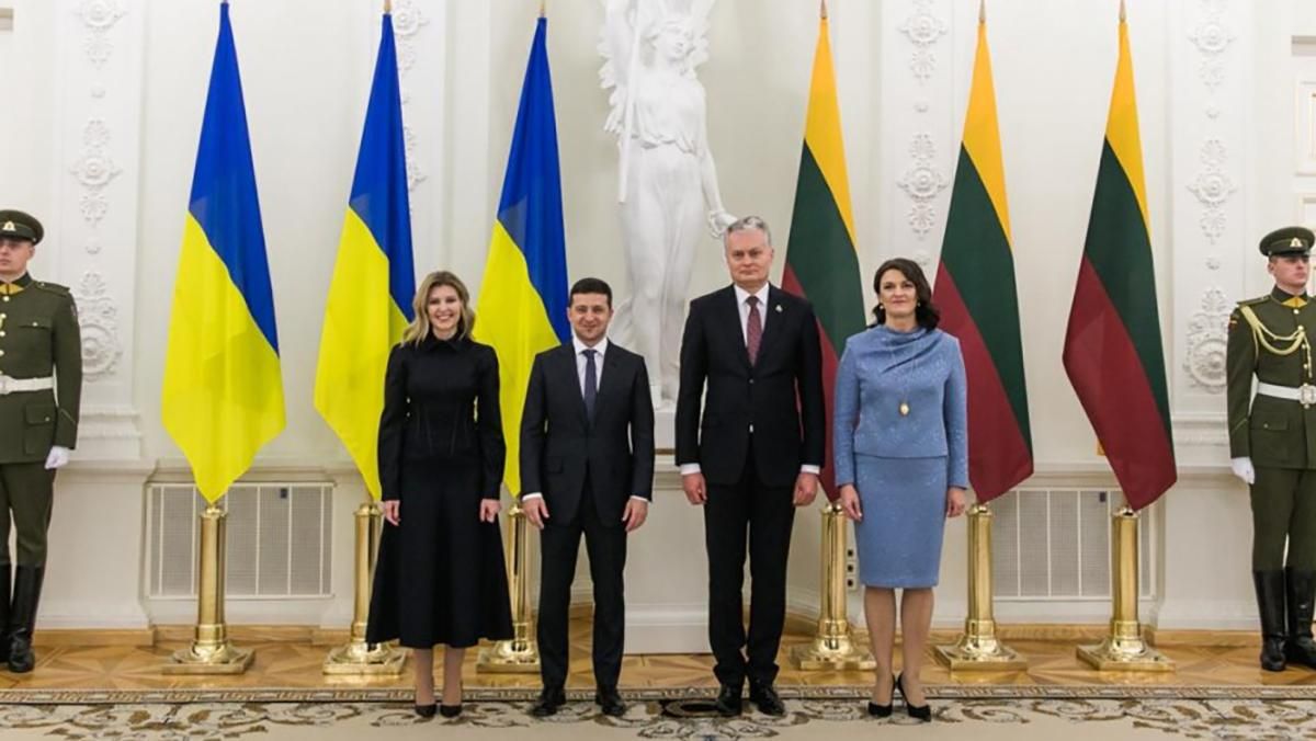 Олена Зеленська обрала корсетну сукню для візиту в Литву: перші фото Олена Зеленська обрала корсетну сукню для візиту в Литву: перші фото