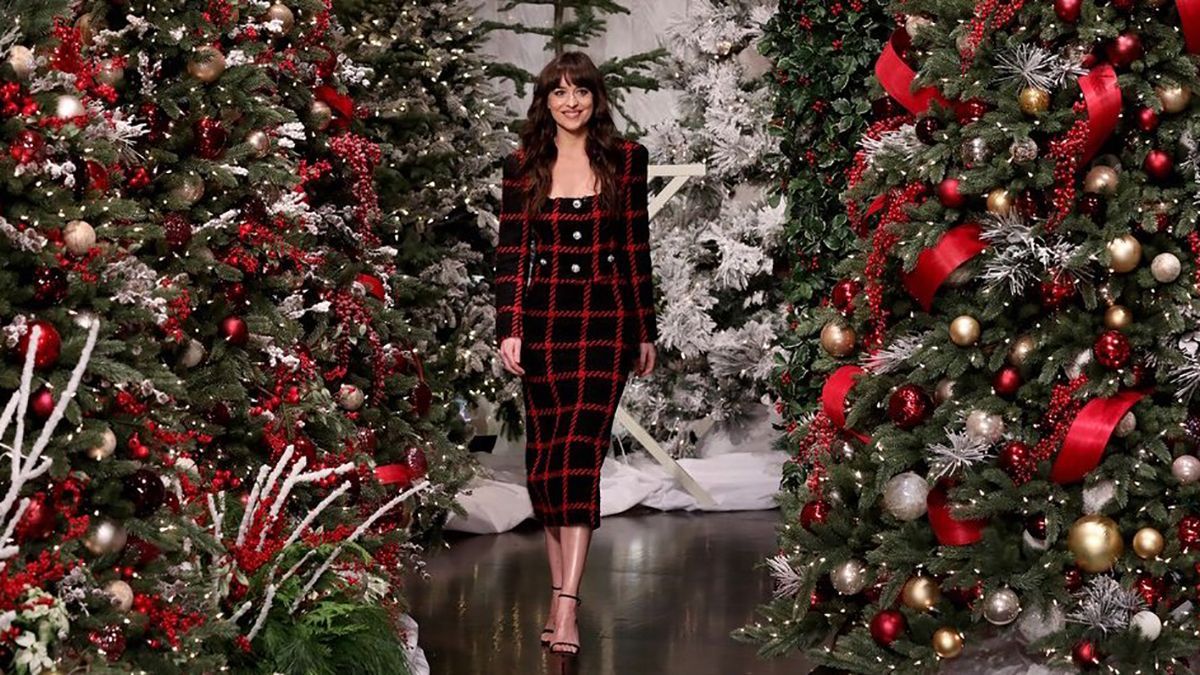 Как стильно выглядеть на Рождество: эффектный пример Дакоты Джонсон Как стильно выглядеть на Рождество: эффектный пример Дакоты Джонсон