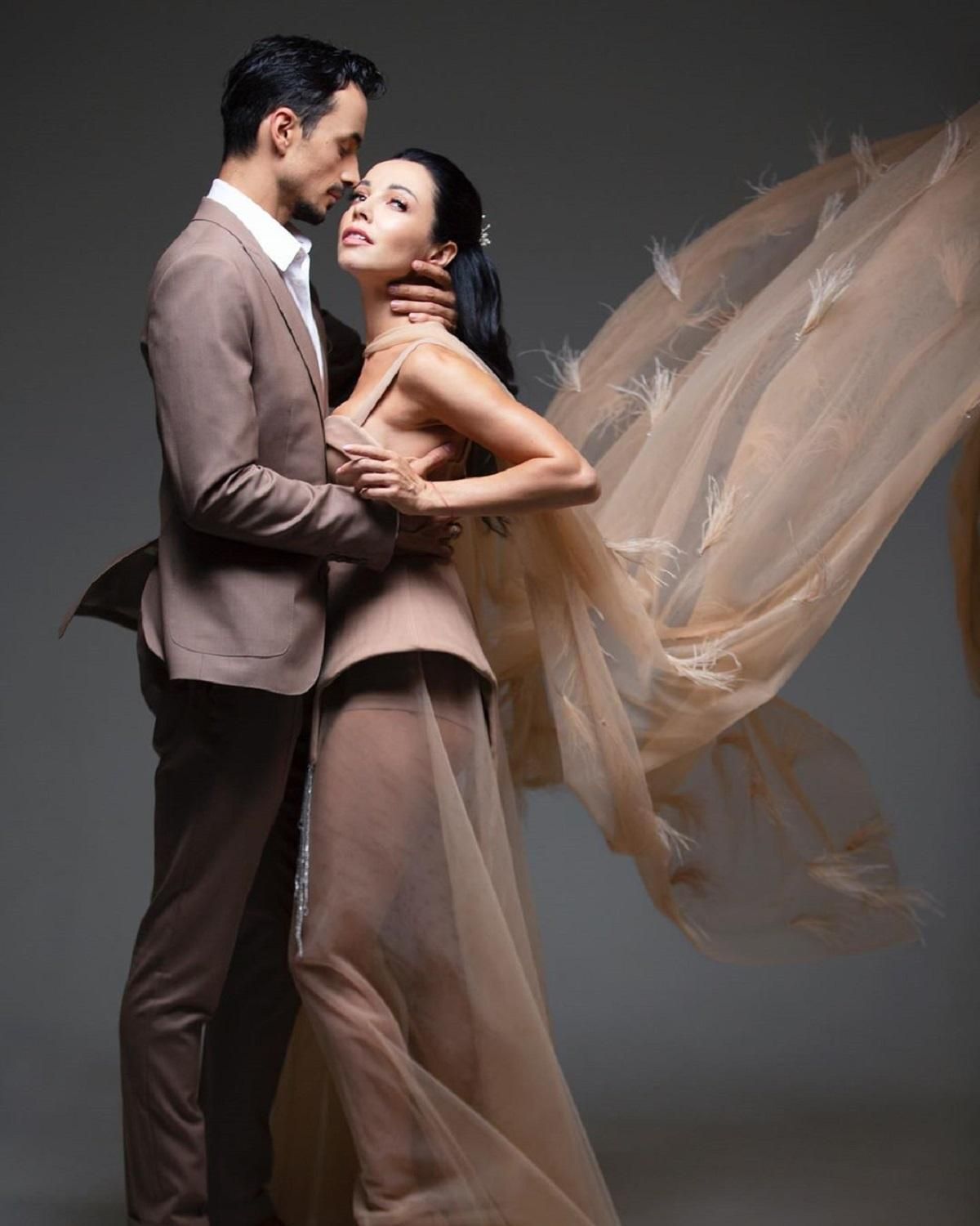 Екатерина Кухар снялась в чувственной фотосессии с мужем для украинского Elle: фото Екатерина Кухар снялась в чувственной фотосессии с мужем для украинского Elle: фото