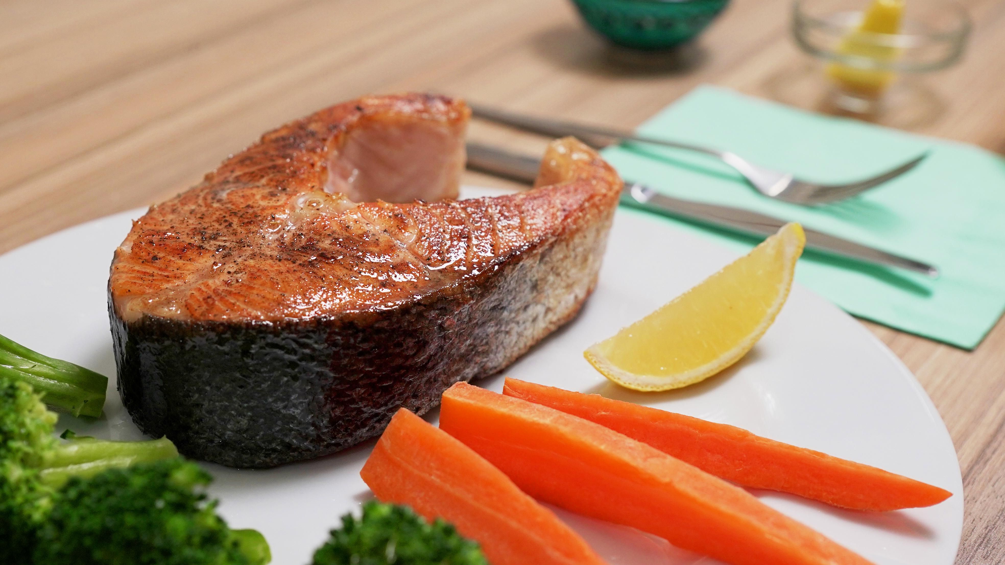 Стейк из лосося на сковородке – рецепт с брокколи и морковью