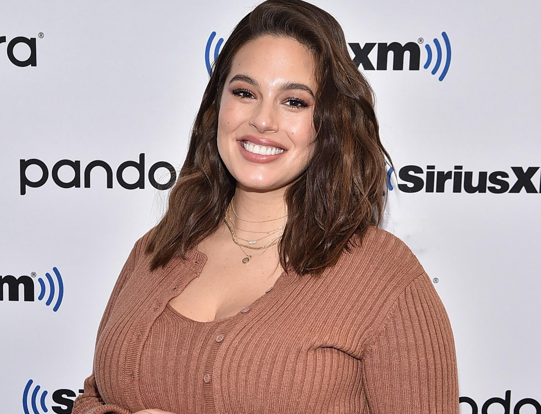 Обнаженная Эшли Грэм продемонстрировала округлившийся живот: фото