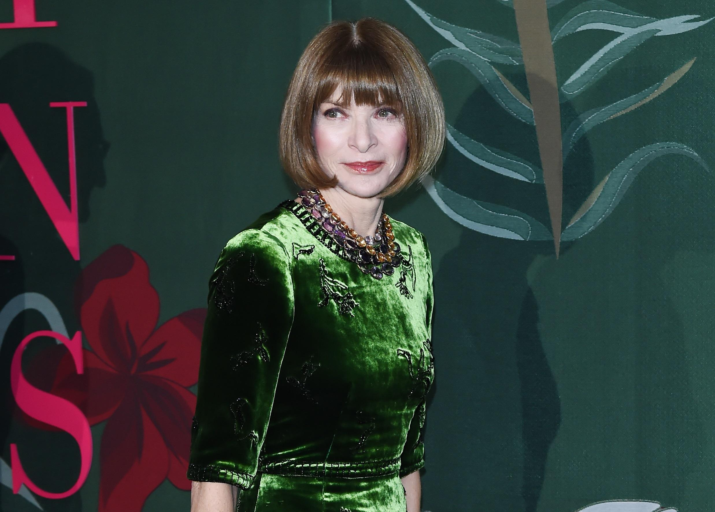 Анна Винтур призвала любителей моды не быть расточителями и передавать одежду по наследству