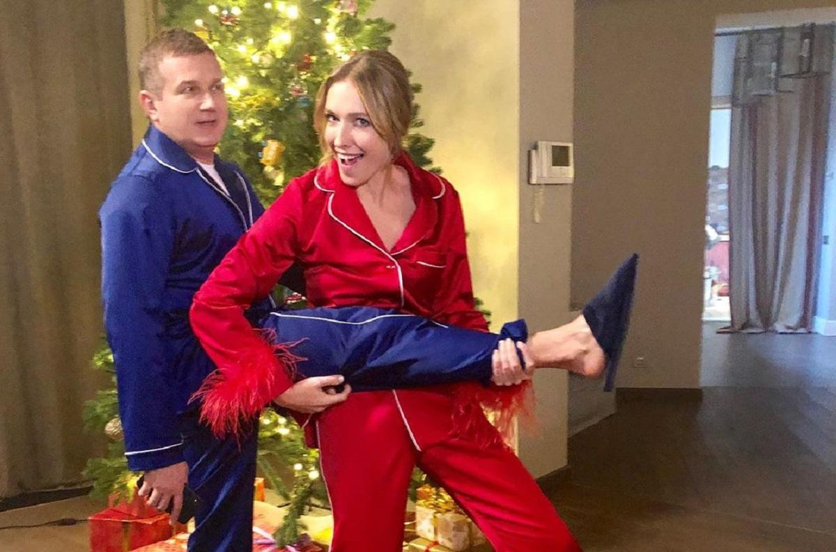 В домашних пижамах: Катя Осадчая и Юрий Горбунов рассмешили сеть предновогодними фото