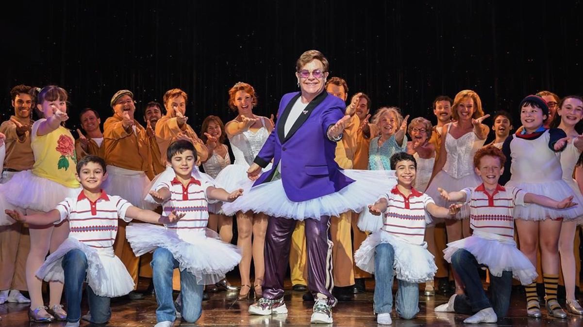 Елтон Джон здивував глядачів театру раптовою появою у балетній пачці: фото та відео Елтон Джон здивував глядачів театру раптовою появою у балетній пачці: фото та відео