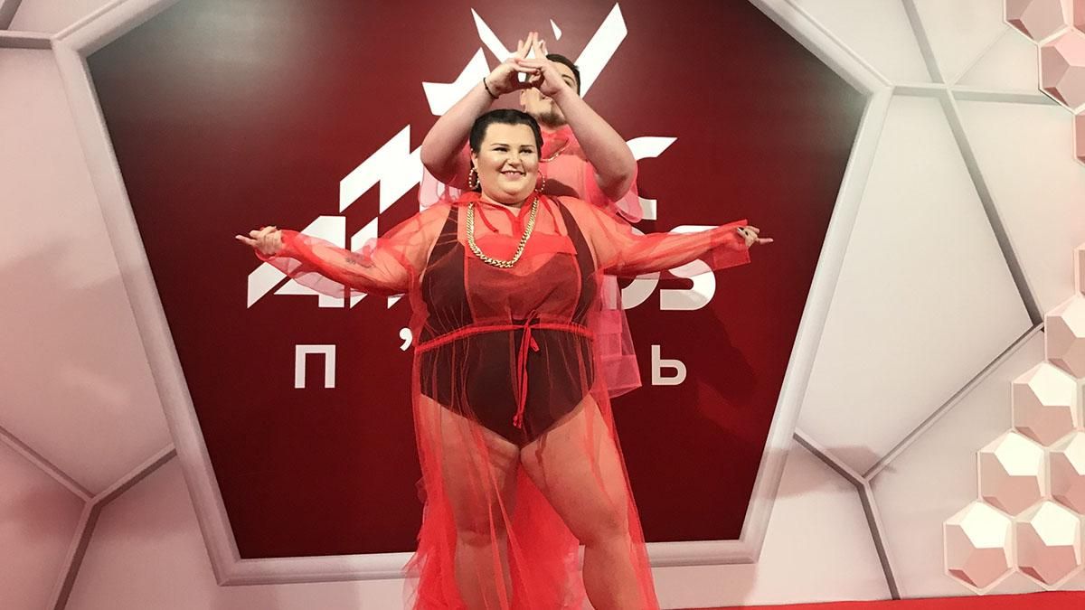 В прозрачном наряде и в сопровождении мужа: Alyona Alyona эпатировала на торжественной церемонии В прозрачном наряде и в сопровождении мужа: Alyona Alyona эпатировала на торжественной церемонии