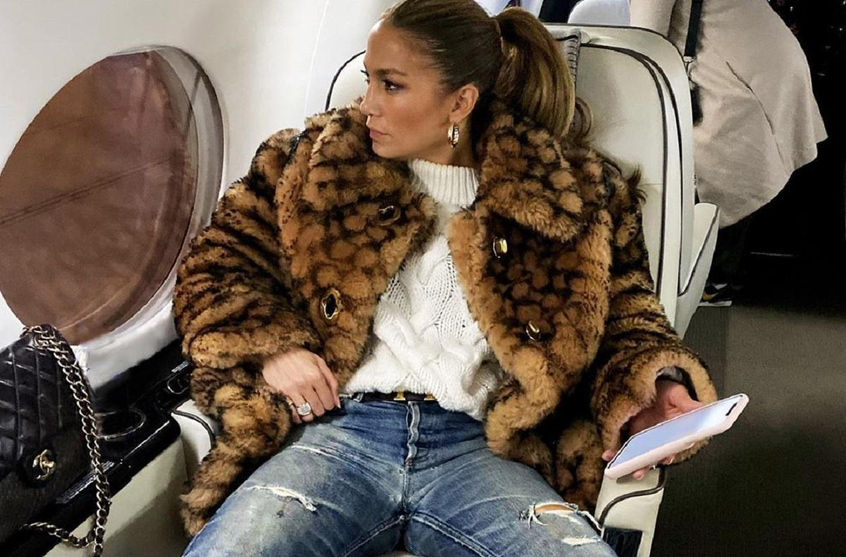 Зимний образ дня: Дженнифер Лопес демонстрирует стильный look в свитере и джинсах