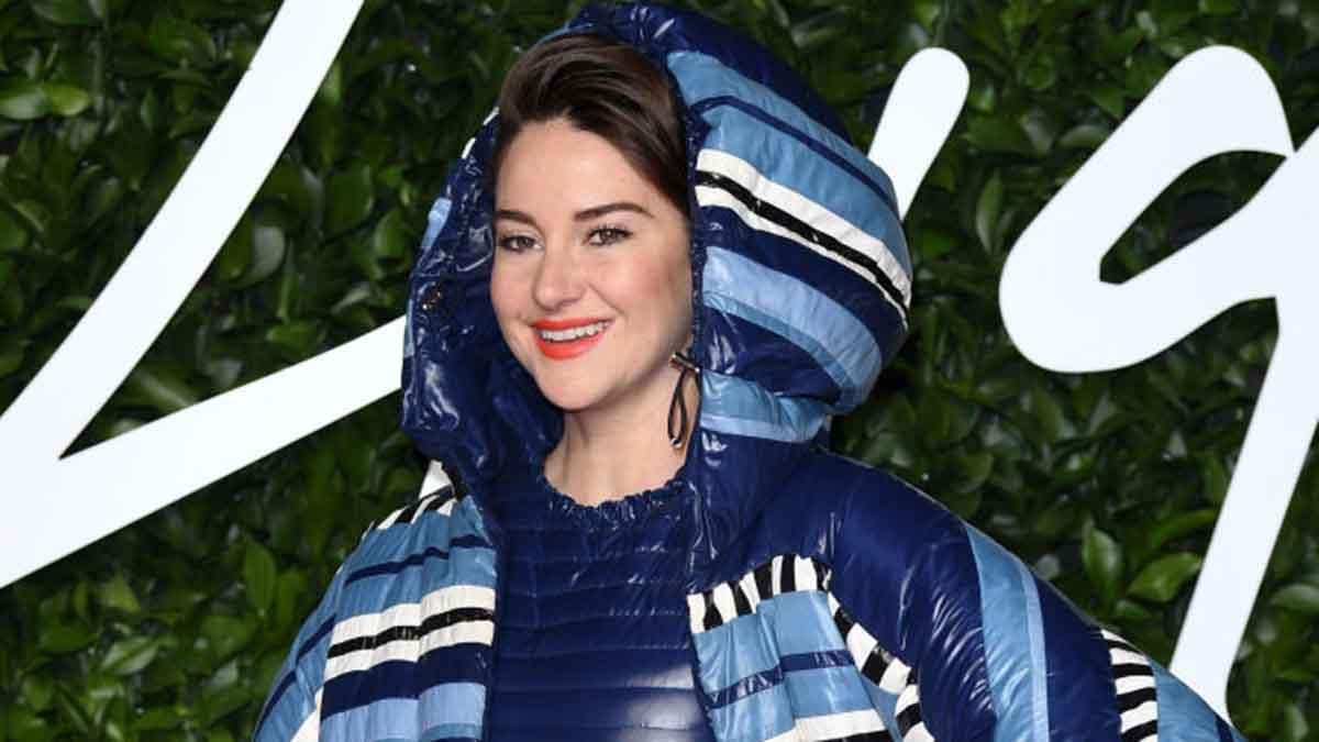 В платье-пуховике: актриса Шейлин Вудли удивила образом на красной дорожке В платье-пуховике: актриса Шейлин Вудли удивила образом на красной дорожке