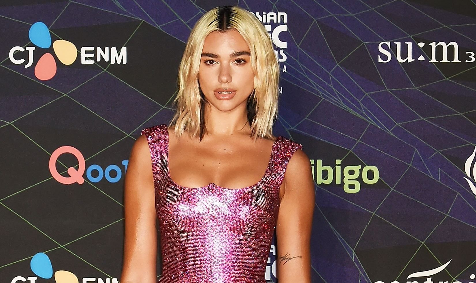 Дуа Ліпа засвітила сексапільну фігуру в міні: фото з музичної церемонії Дуа Ліпа засвітила сексапільну фігуру в міні: фото з музичної церемонії