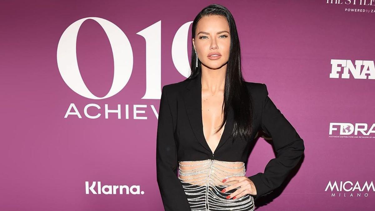 Модель Адриана Лима засветила грудь в сексуальном наряде: горячие фото