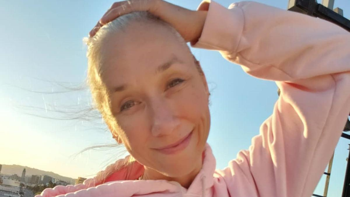 Невеста Киану Ривза объяснила, почему не хочет красить седые волосы