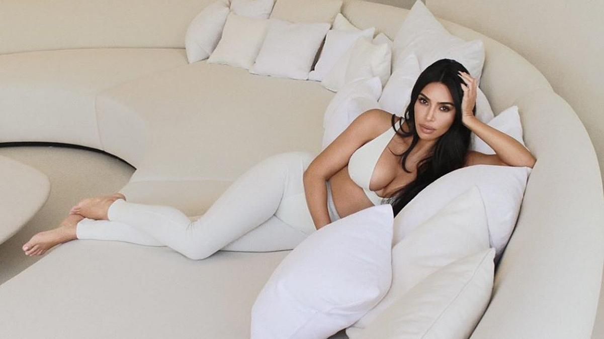 Як Кім Кардашян прикрасила дім до Різдва: фото мінімалістичного декору Як Кім Кардашян прикрасила дім до Різдва: фото мінімалістичного декору