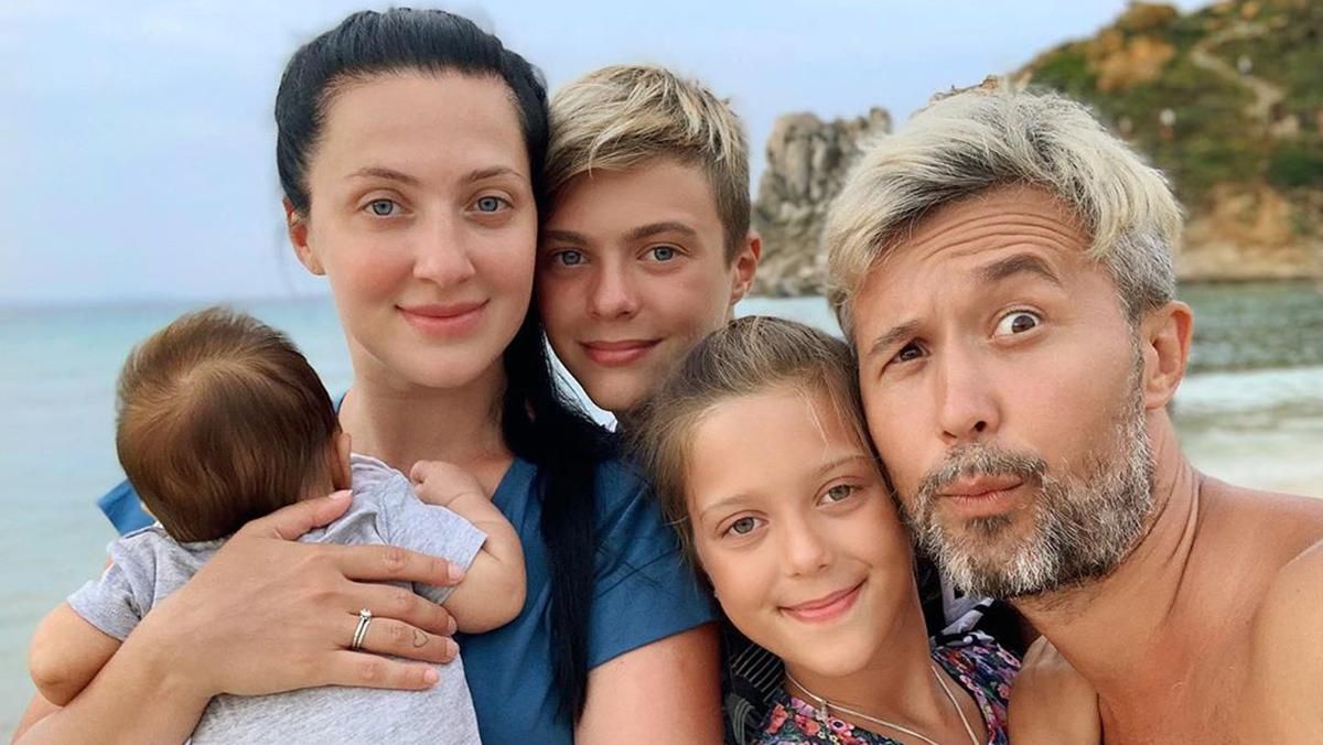 Сергій Бабкін влаштував концерт для родини за вечерею: зворушливе відео Сергій Бабкін влаштував концерт для родини за вечерею: зворушливе відео