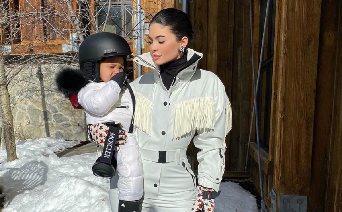 Миллиардерша Кайли Дженнер покаталась на сноуборде с годовалой дочерью: видео дня