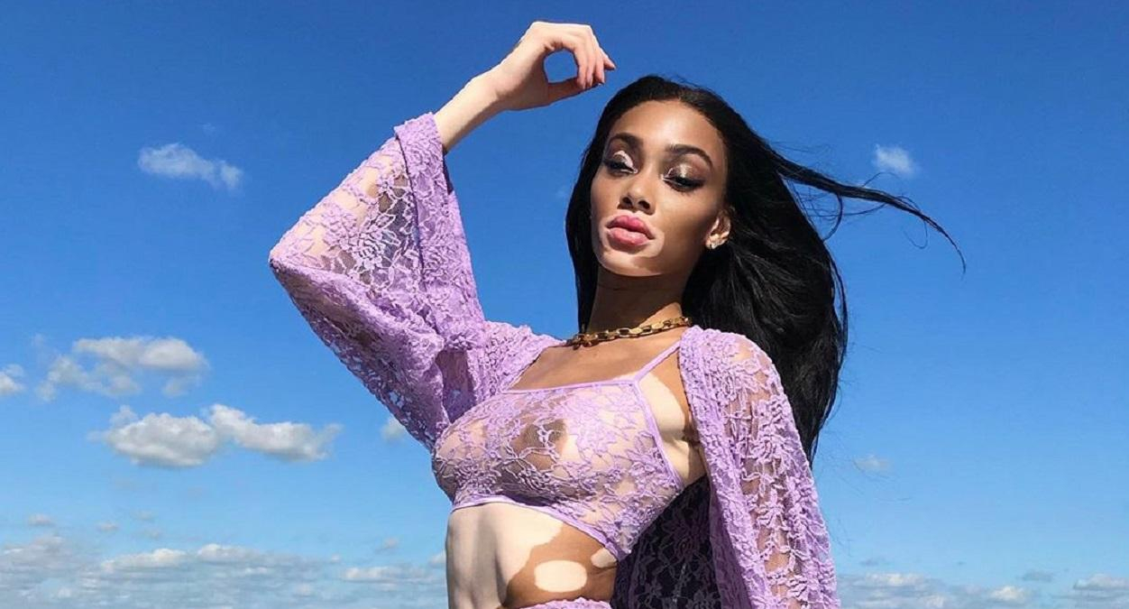 Винни Харлоу засветила грудь в кружевном белье на яхте: пикантные фото