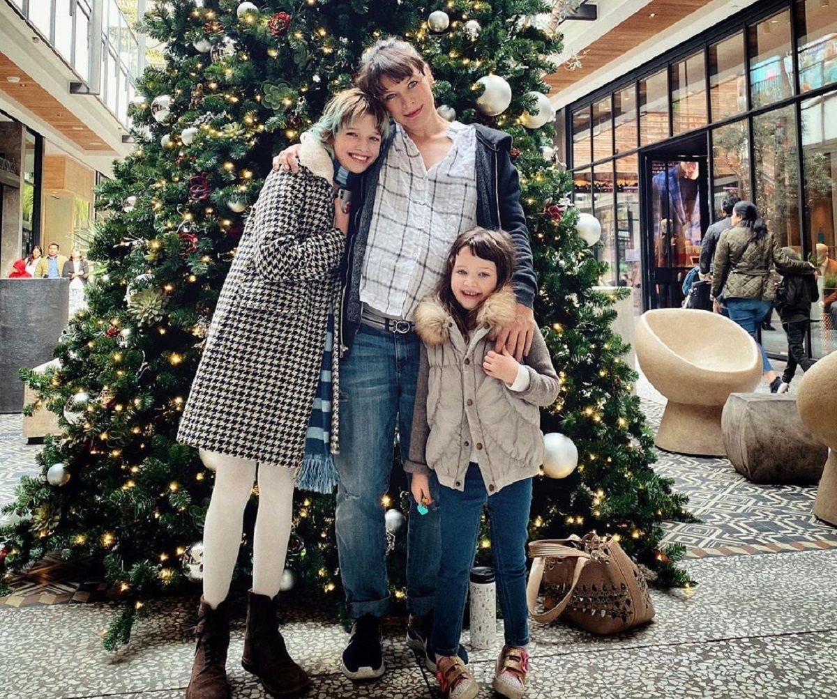 Мила Йовович поразила сходством со своими дочерьми: трогательные фото Мила Йовович поразила сходством со своими дочерьми: трогательные фото