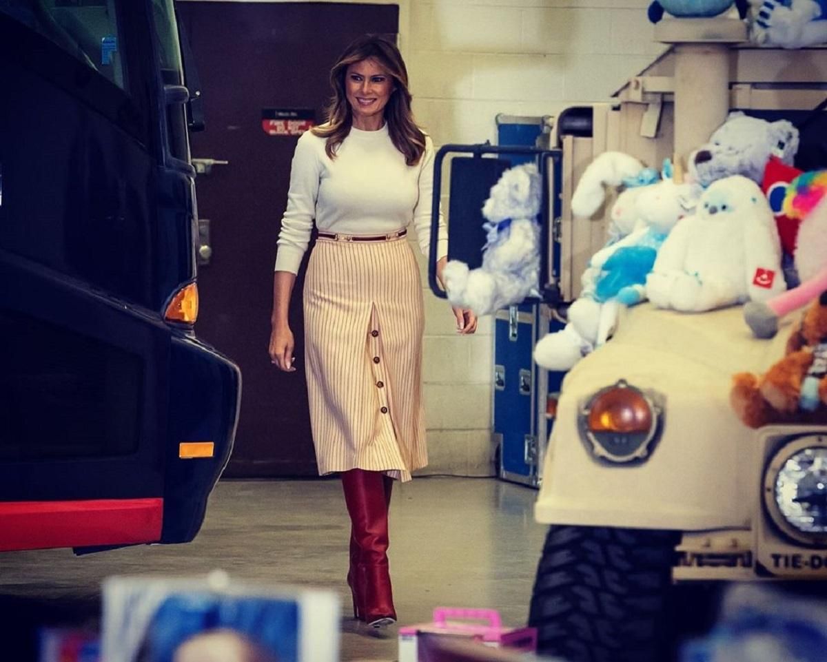 Сучасна пані Клаус: Меланія Трамп представила різдвяний образ – фото Сучасна пані Клаус: Меланія Трамп представила різдвяний образ – фото