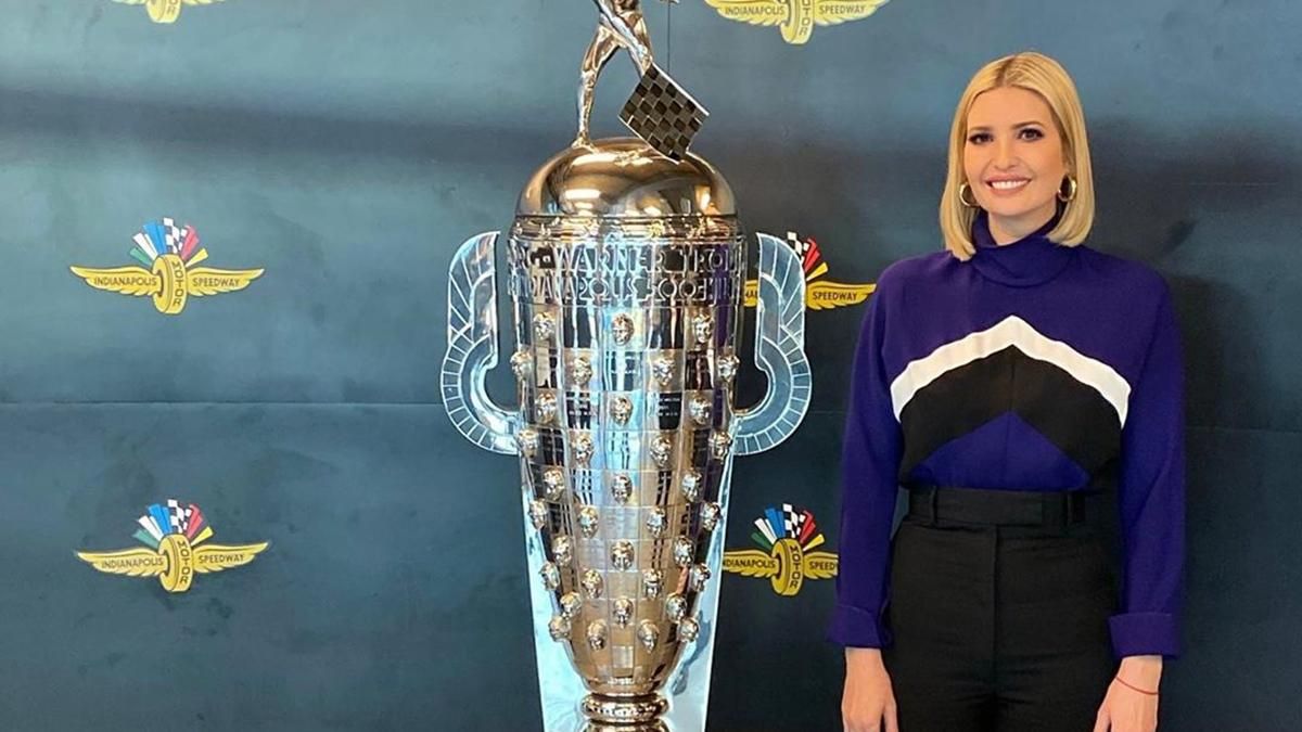 У водолазці і класичних штанах: Іванка Трамп відвідала автодром У водолазці і класичних штанах: Іванка Трамп відвідала автодром