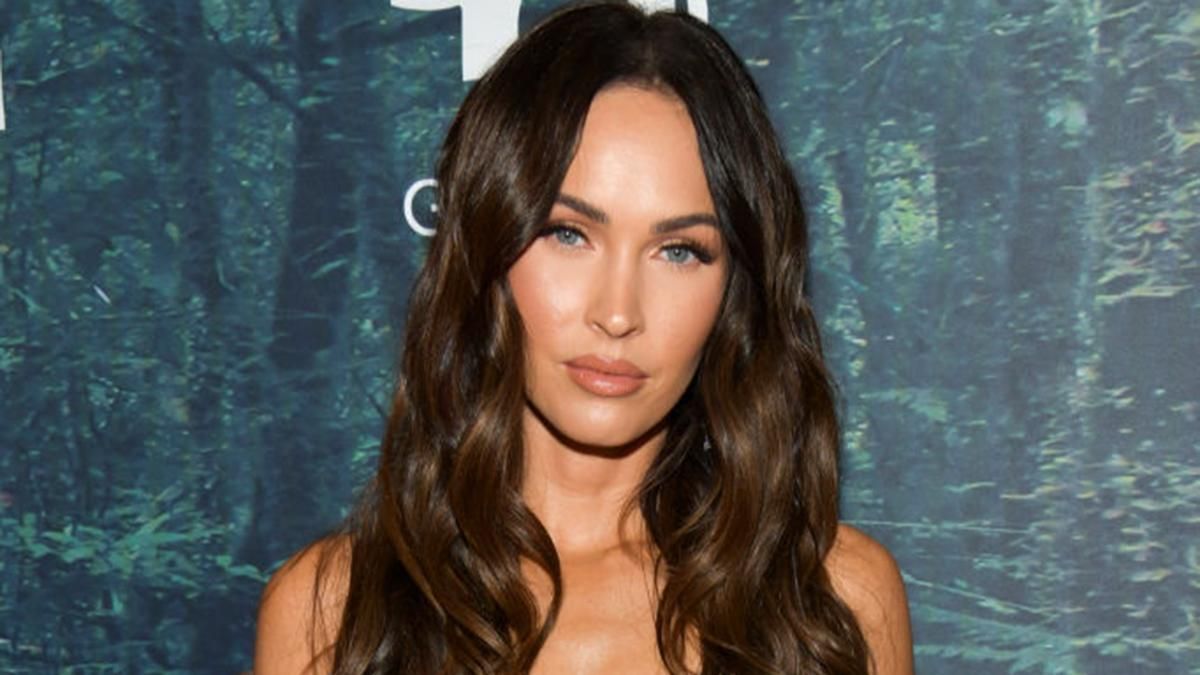 Меган Фокс примерила платье с пикантным декольте: фото Меган Фокс примерила платье с пикантным декольте: фото