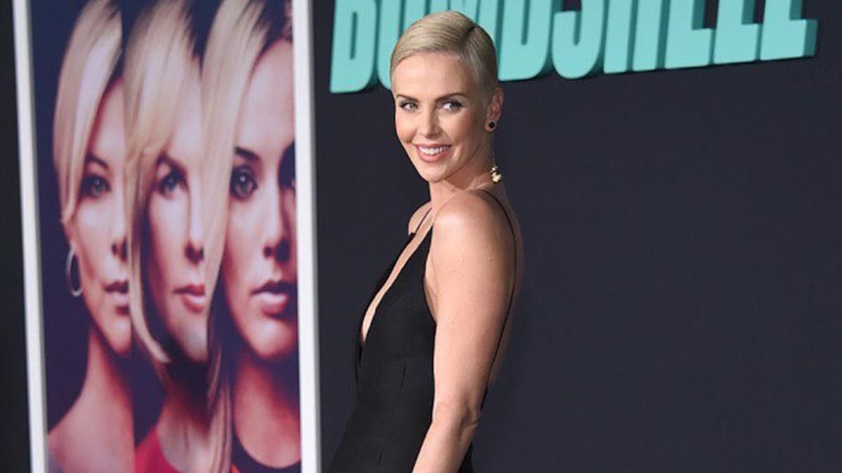 У мінісукні з глибоким декольте: Шарліз Терон вразила відвертим образом У мінісукні з глибоким декольте: Шарліз Терон вразила відвертим образом