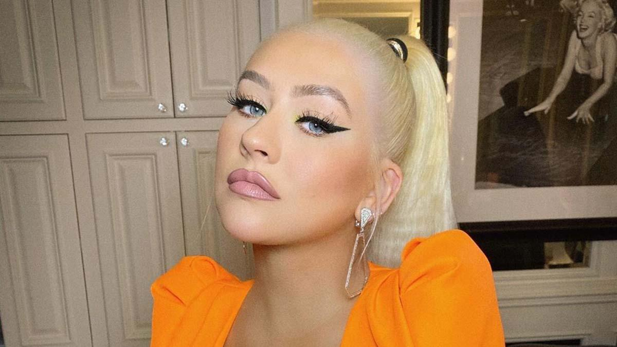 Кристина Агилера обнажила грудь в сексуальном платье: фото