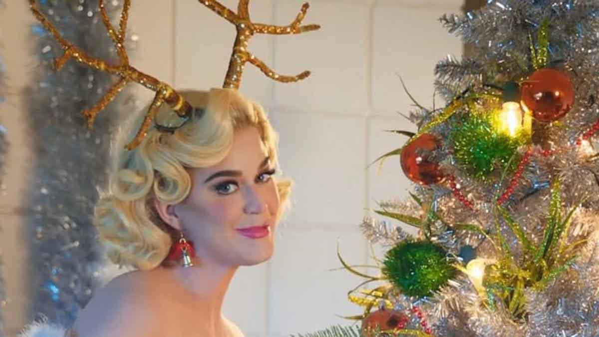 Як знаменитості прикрасили новорічну ялинку: яскрава фотопідбірка Як знаменитості прикрасили новорічну ялинку: яскрава фотопідбірка