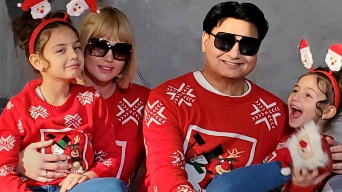 Певица Камалия изменила имидж для рождественского семейного фото