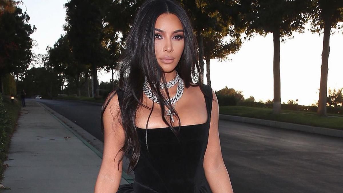 Кім Кардашян прикрасила обкладинку престижного глянцю: ефектні фото Кім Кардашян прикрасила обкладинку престижного глянцю: ефектні фото