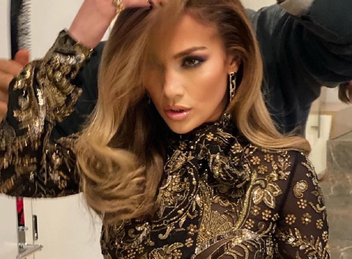 У короткому топі і лосинах: 50-річна Дженніфер Лопес приголомшила спокусливою фігурою У короткому топі і лосинах: 50-річна Дженніфер Лопес приголомшила спокусливою фігурою