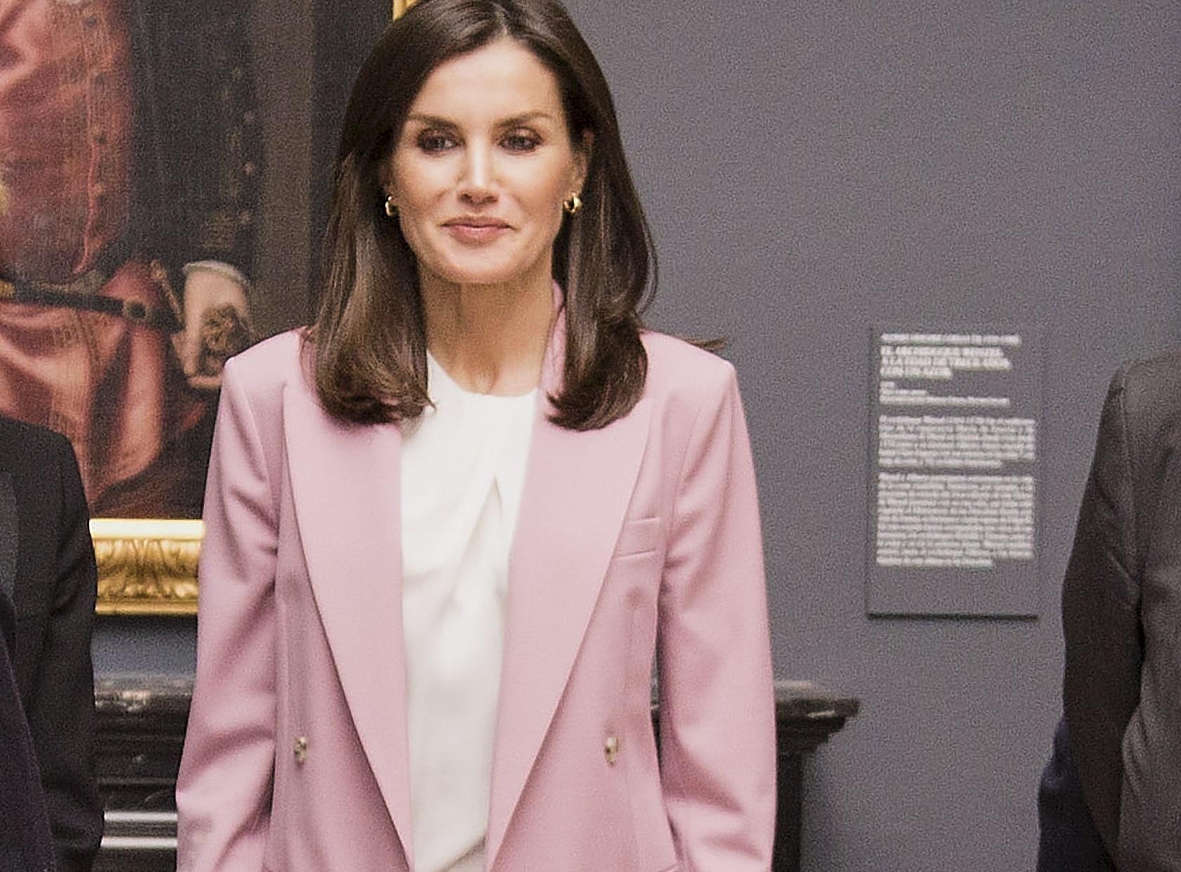 В розовом костюме Hugo Boss: стильный образ испанской королевы Летиции