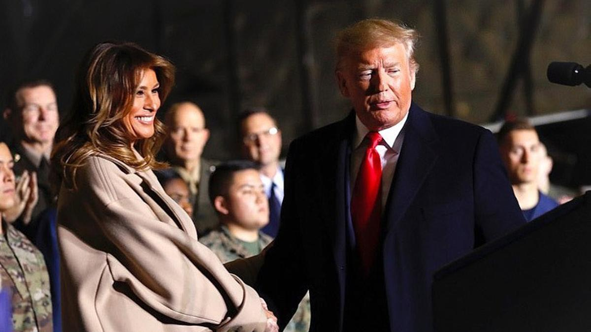 В элитной одежде от Burberry: Мелания Трамп показала тренд сезона