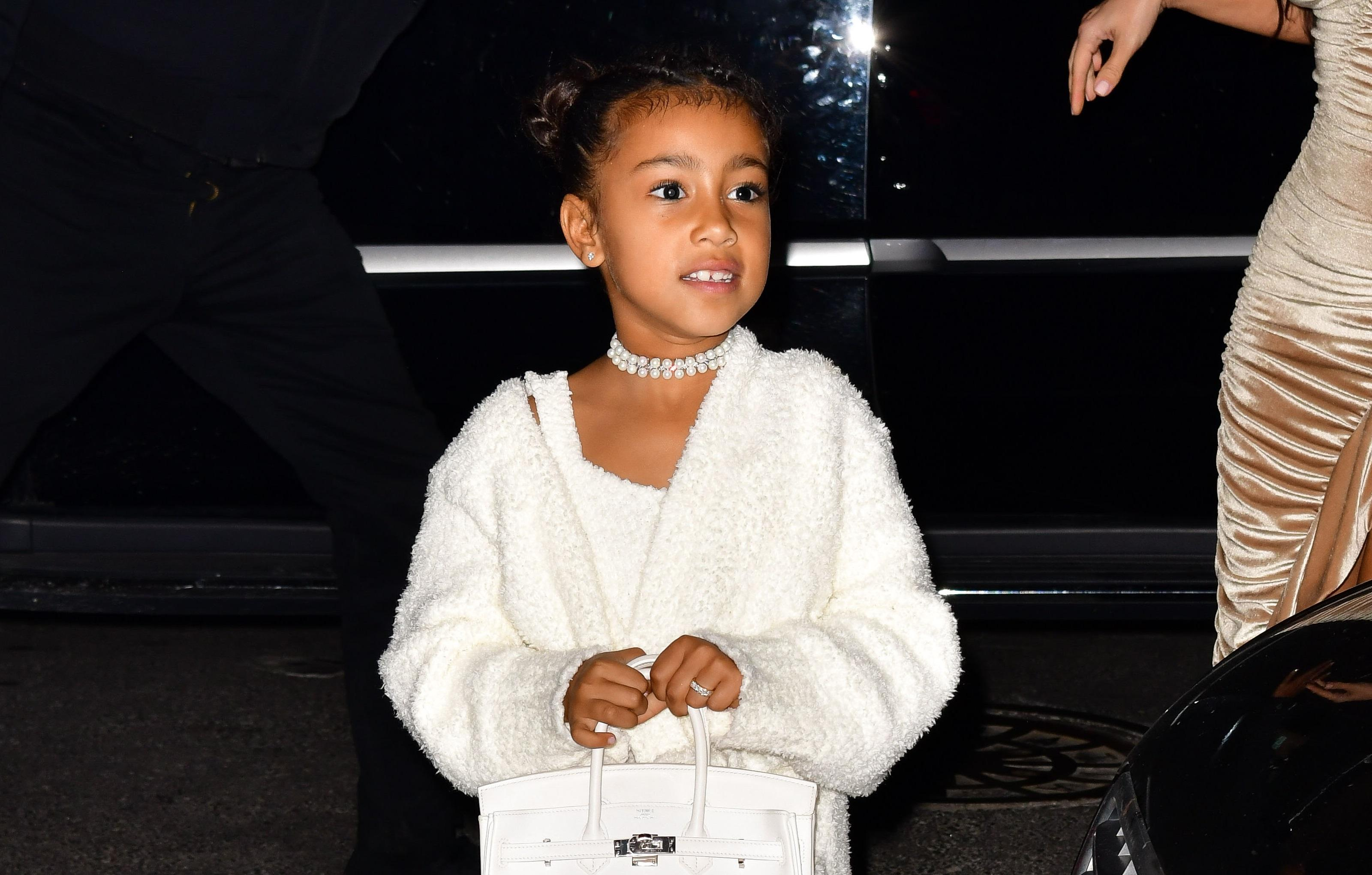 6-летняя дочь Ким Кардашьян вышла на публику с сумкой Hermes Birkin: фото