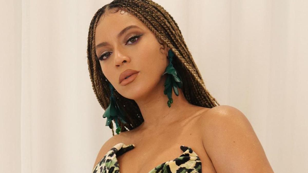 Бейонсе підкреслила пишні форми леопардовою мінісукнею: фото Бейонсе підкреслила пишні форми леопардовою мінісукнею: фото