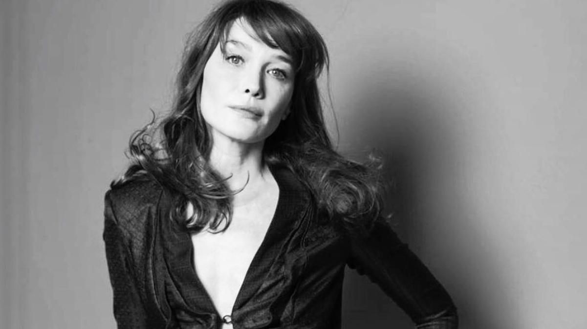 Це старість чи молодість: Карла Бруні запалила у свій 52 день народження Це старість чи молодість: Карла Бруні запалила у свій 52 день народження