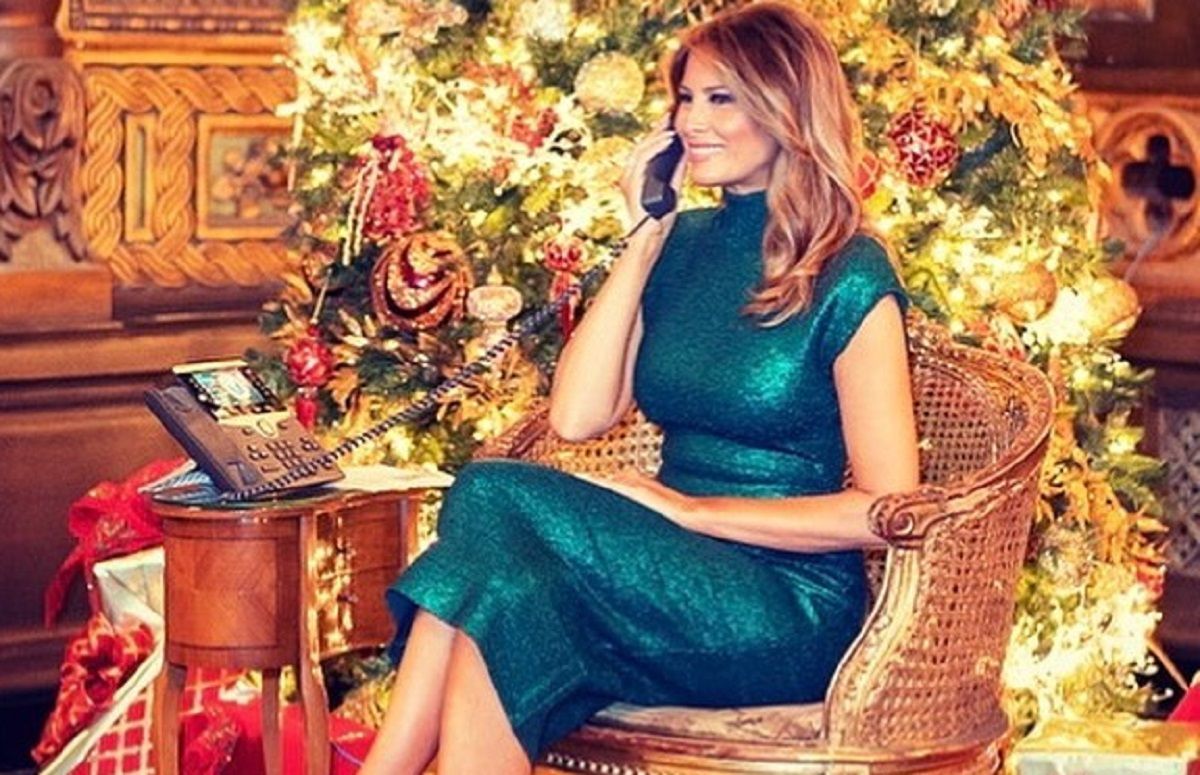 У смарагдовій сукні і блискучих туфлях: Меланія Трамп продемонструвала різдвяний образ