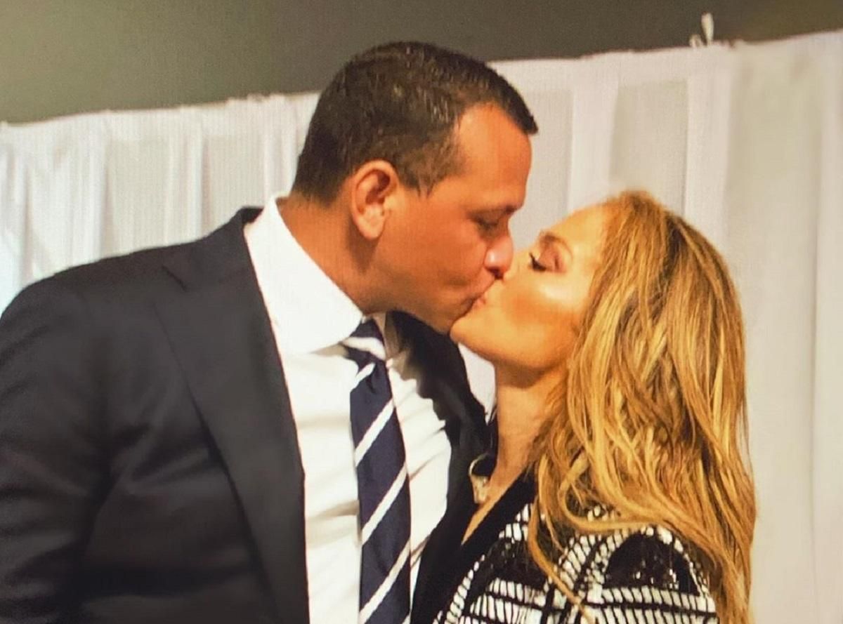 Дженнифер Лопес очаровала сеть поцелуем с Алексом Родригесом: романитическое фото