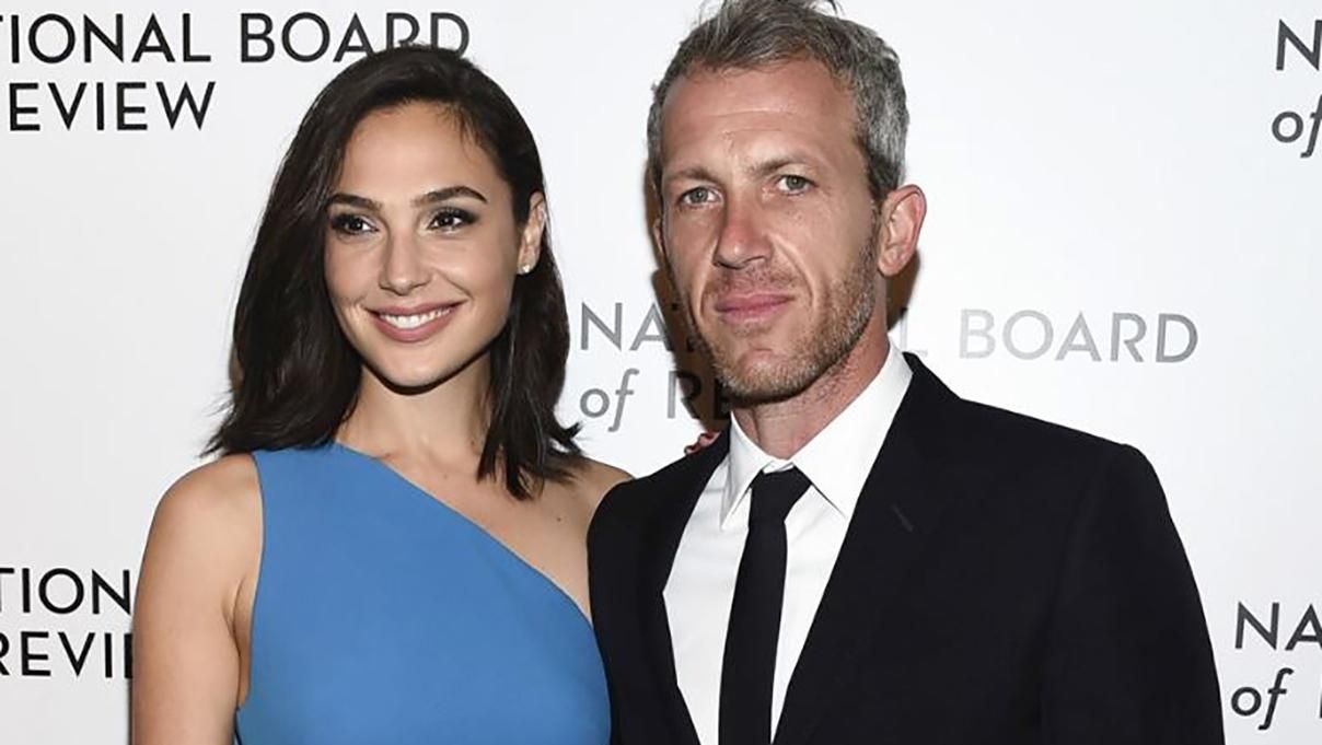 Зірка "Диво-жінки" Ґал Ґадот та її чоловік готують екранізацію забороненого роману Зірка "Диво-жінки" Ґал Ґадот та її чоловік готують екранізацію забороненого роману