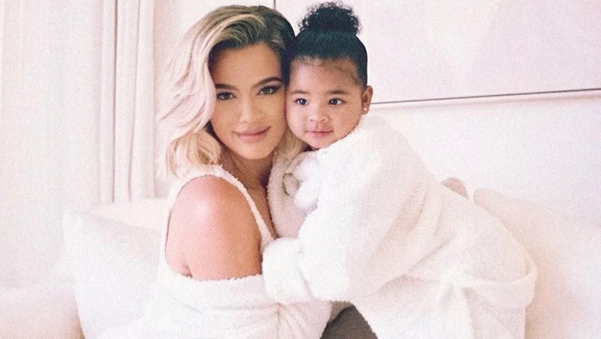 Вслед за Кайли: Хлои Кардашян надела с дочкой одинаковые платья на Рождество Вслед за Кайли: Хлои Кардашян надела с дочкой одинаковые платья на Рождество