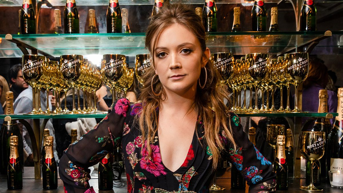 Звезда "Американской истории ужасов" поделилась архивным фото с бабушкой в годовщину ее смерти