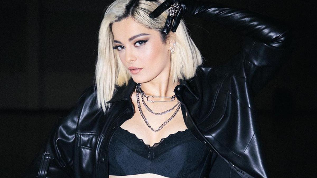 Певица Биби Рекса засветила пышные формы в купальнике: фото