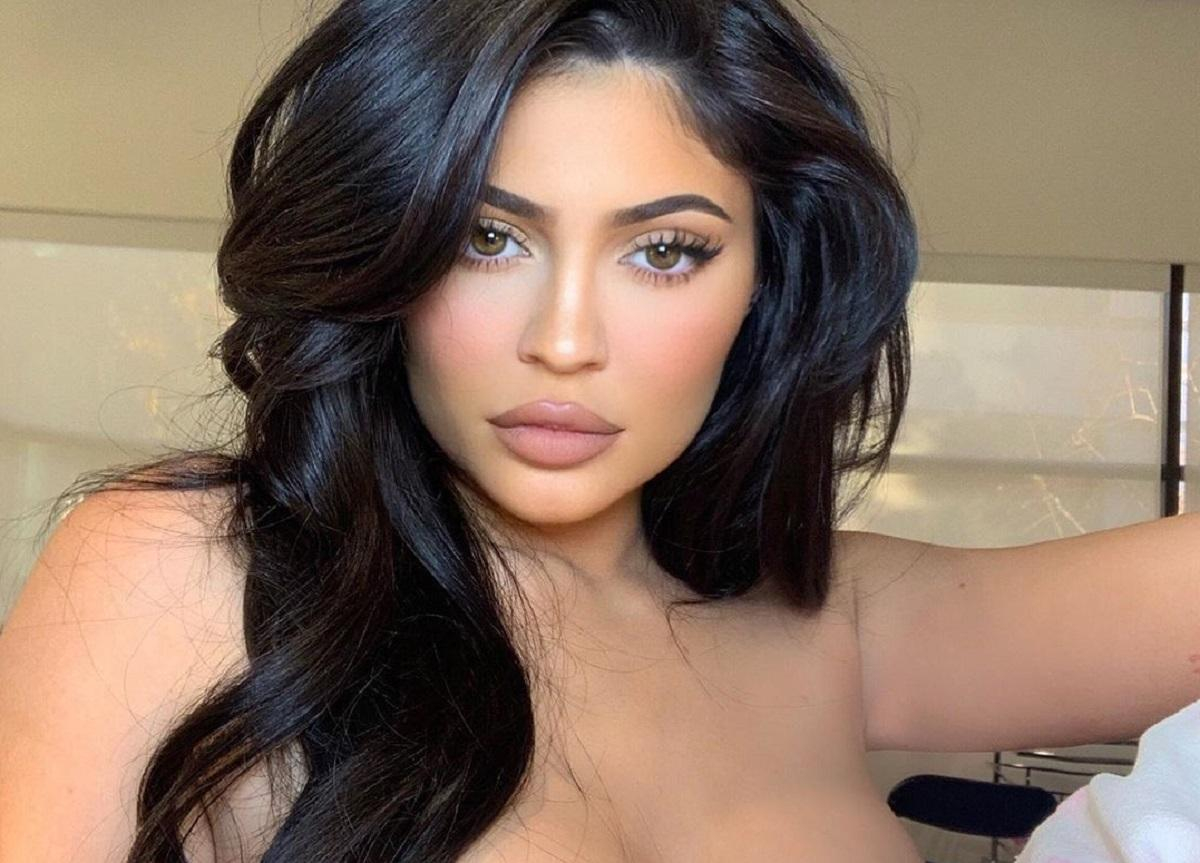 Маникюр на Новый год: анималистические идеи от Кайли и Кендалл Дженнер